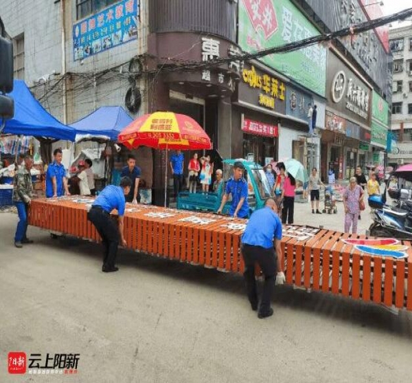 陽新城管依法拆除城區多處大型戶外廣告牌和違章建筑